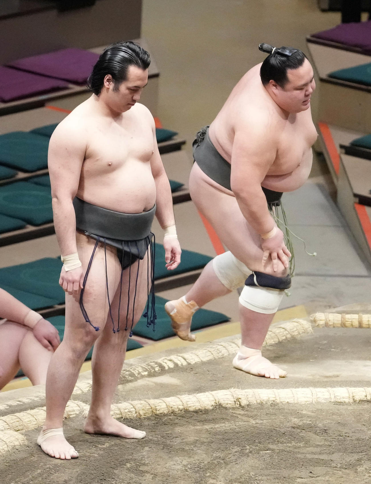 須山は北勝伊（右）をはたき込みで破り勝ち越しに王手を掛けた（撮影・小沢裕）