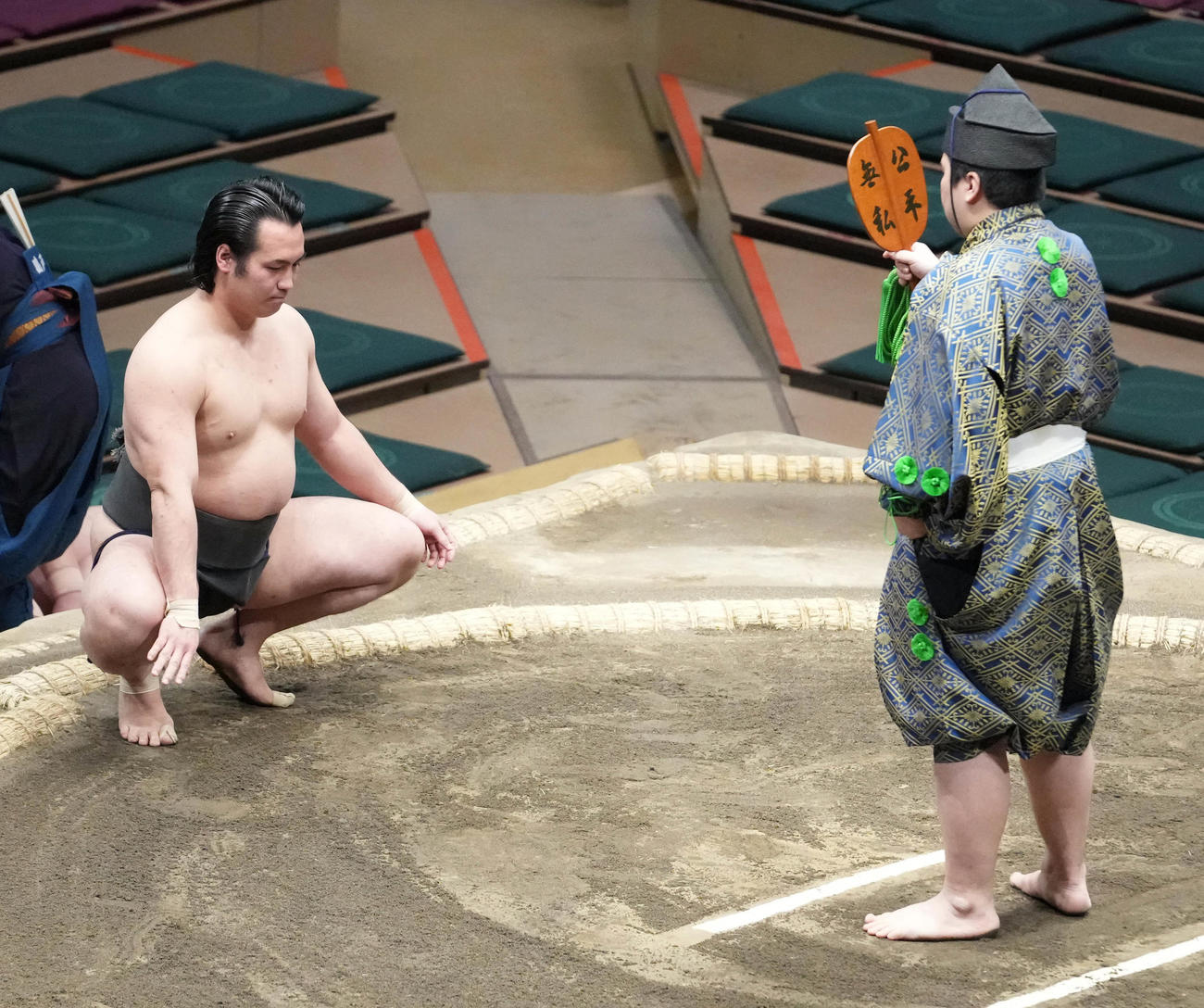 須山（左）は勝ち越しに王手を掛け勝ち名乗りを受ける（撮影・小沢裕）