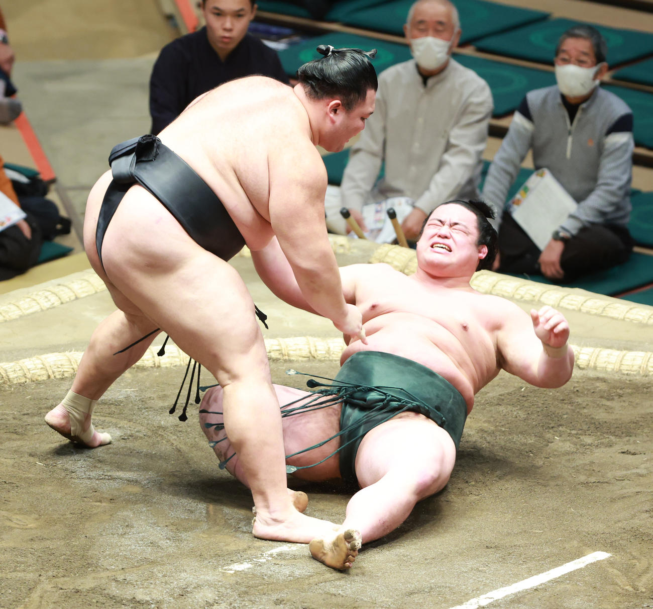 魁勝（右）を浴びせ倒しで破る朝乃山（撮影・中島郁夫）