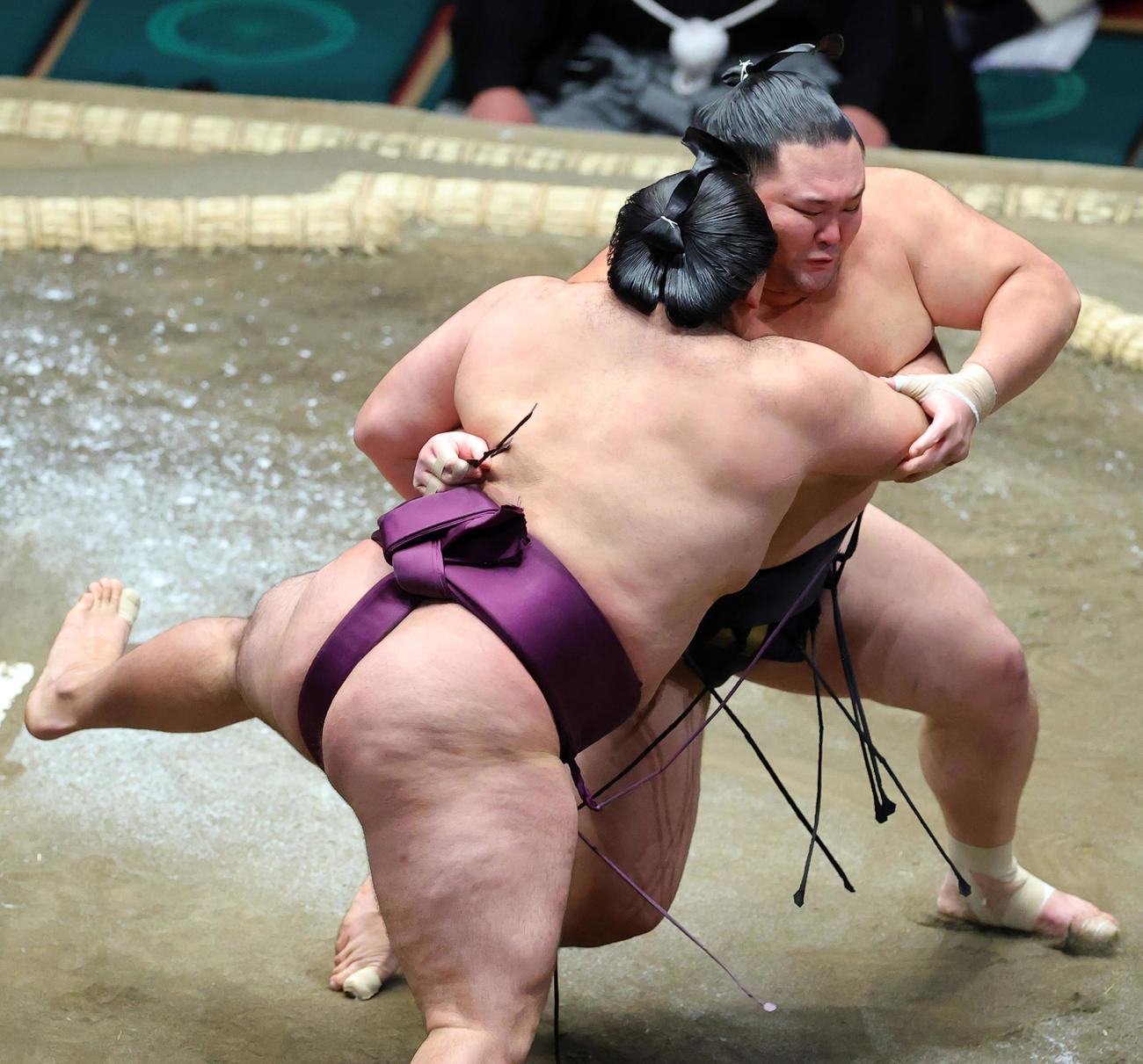 狼雅（手前）を寄りきりで破った朝乃山（撮影・野上伸悟）