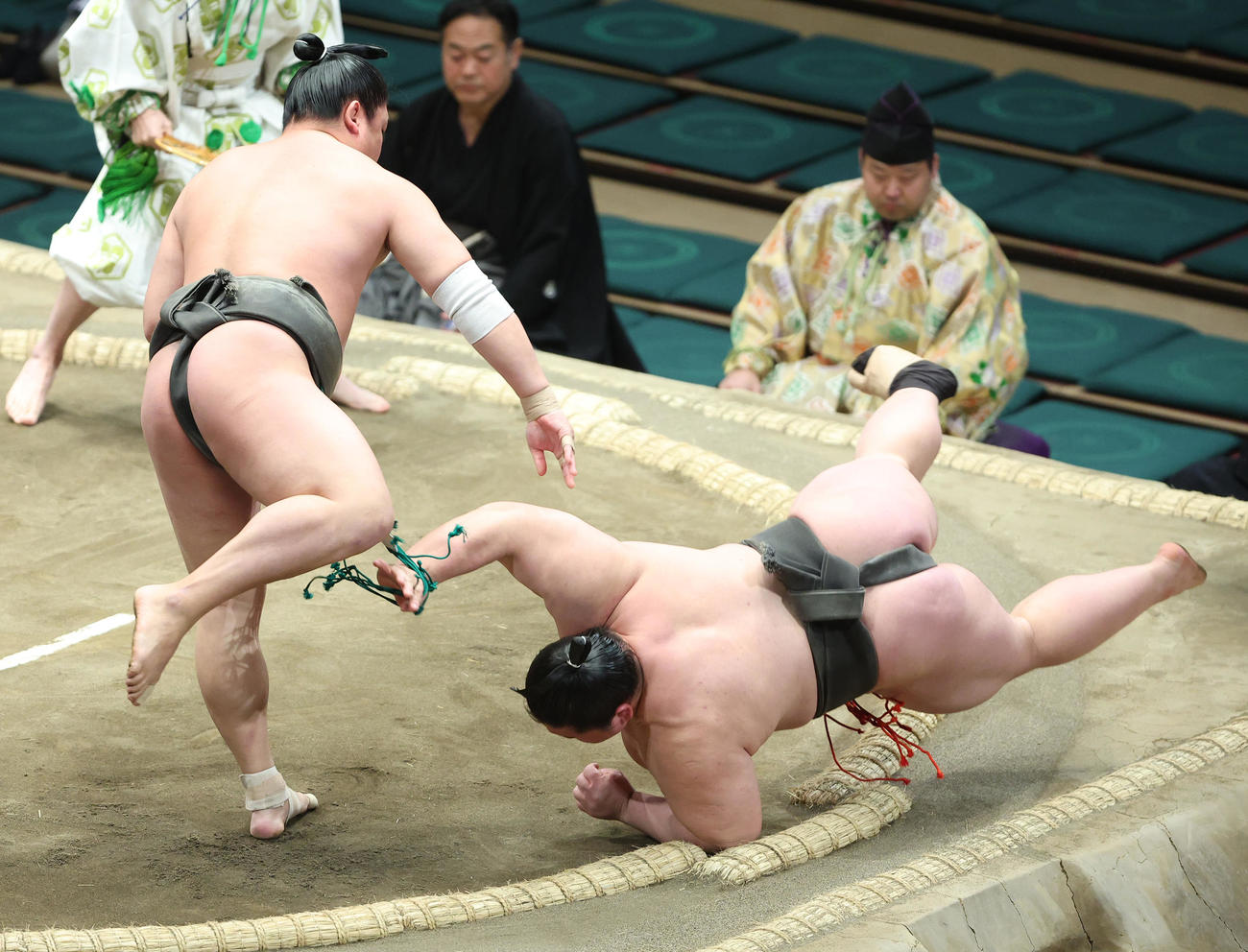 大元（右）をはたき込みで破る若隆元（撮影・中島郁夫）