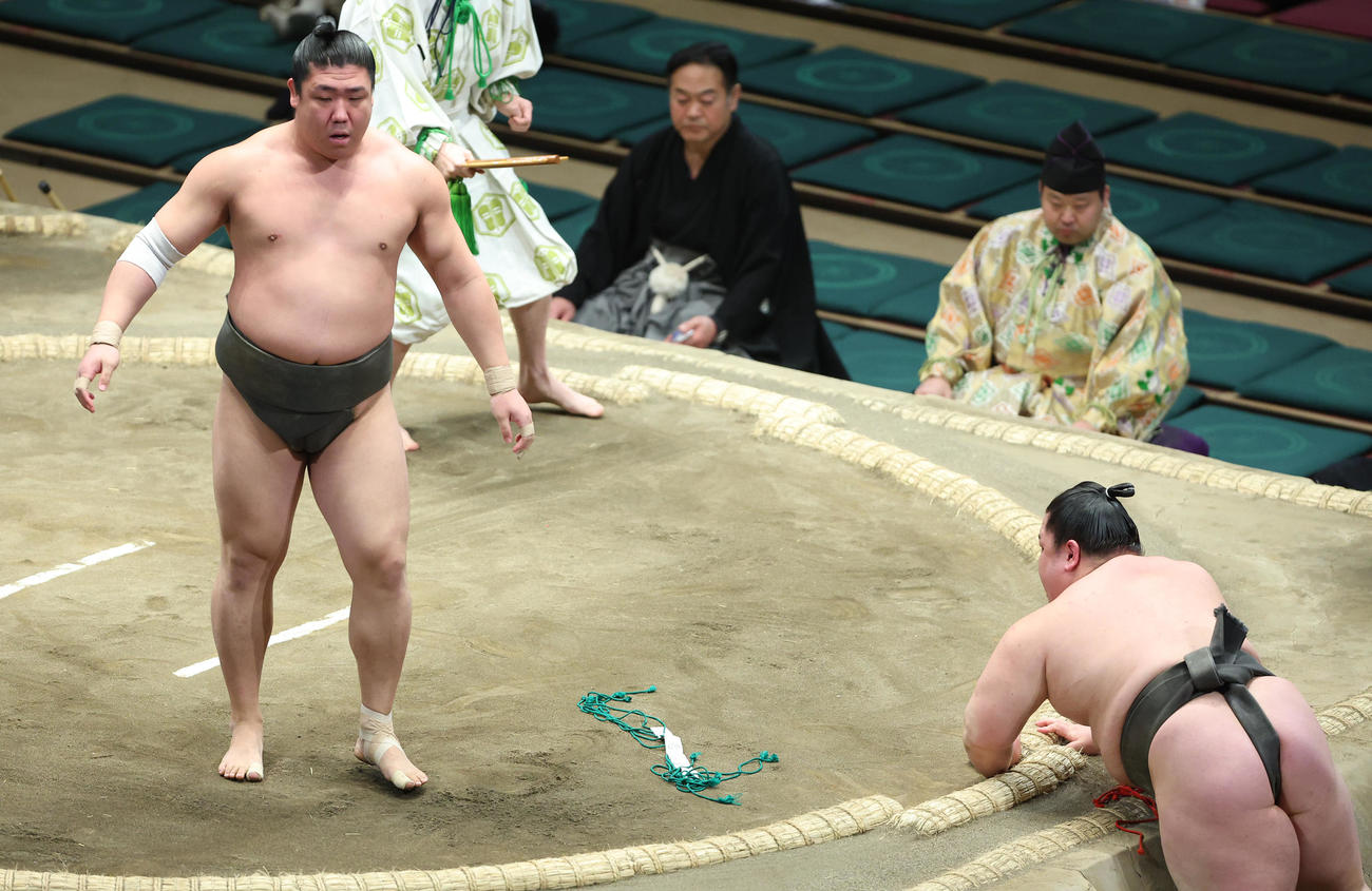 大元（右）をはたき込みで破った若隆元（撮影・中島郁夫）