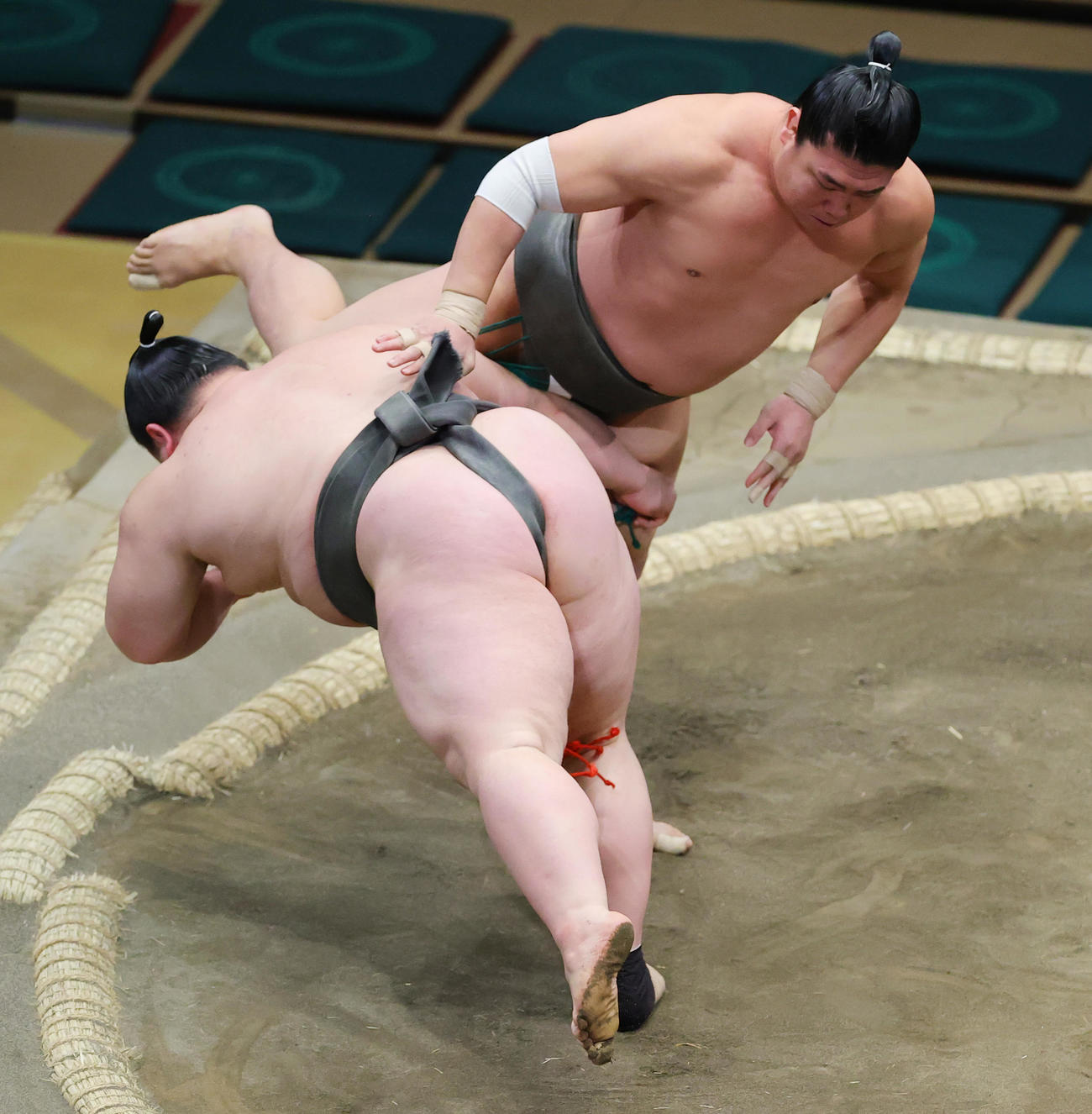 大元（手前）をはたき込みで破る若隆元（撮影・野上伸悟）
