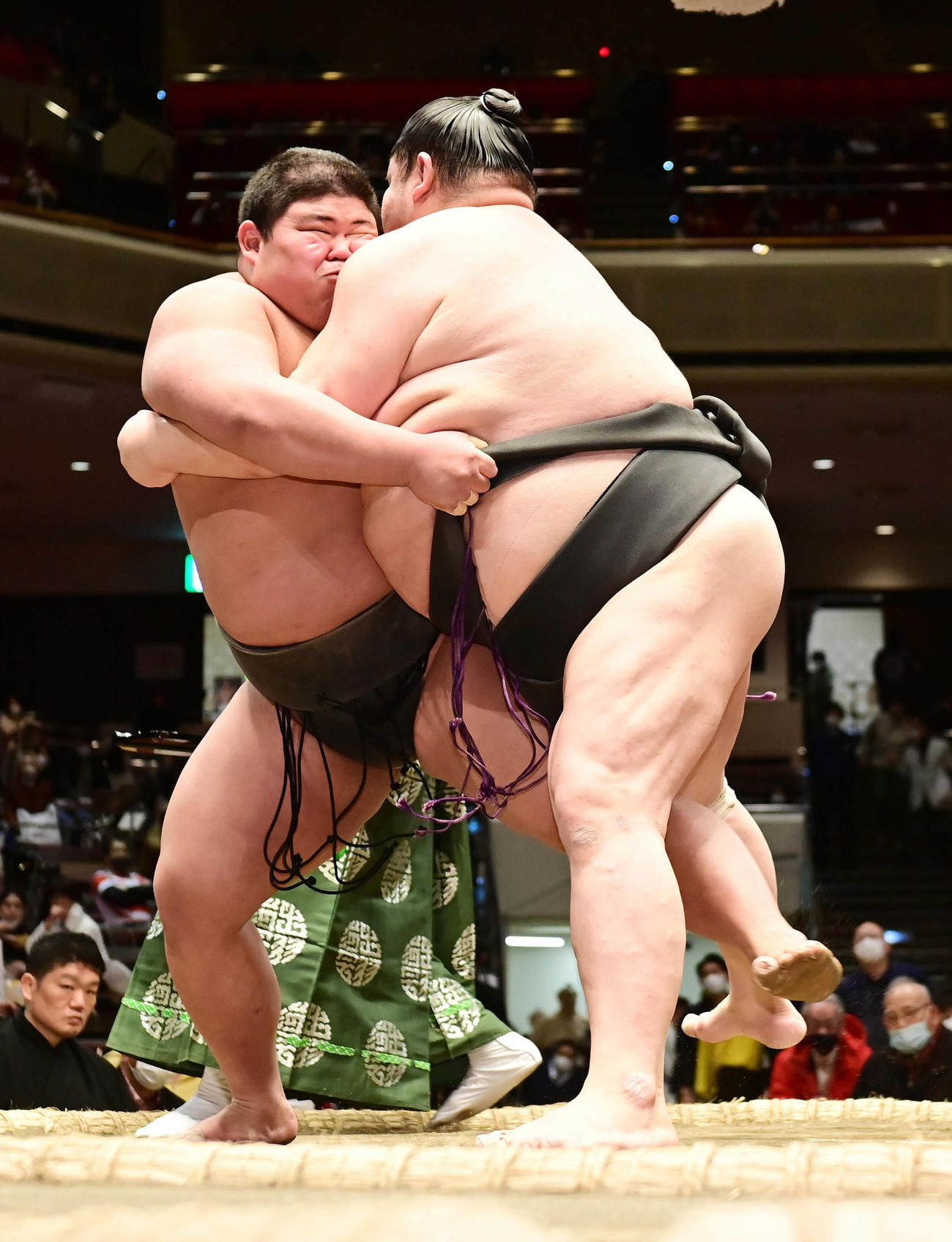 落合（左）は内掛けで明瀬山を破る（撮影・小沢裕）