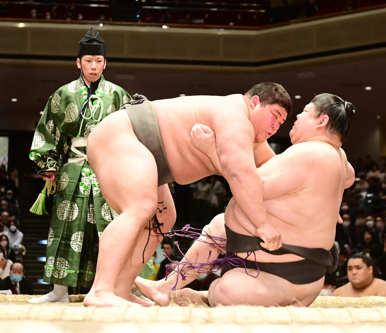 落合（左）は内掛けで明瀬山を破る（撮影・小沢裕）
