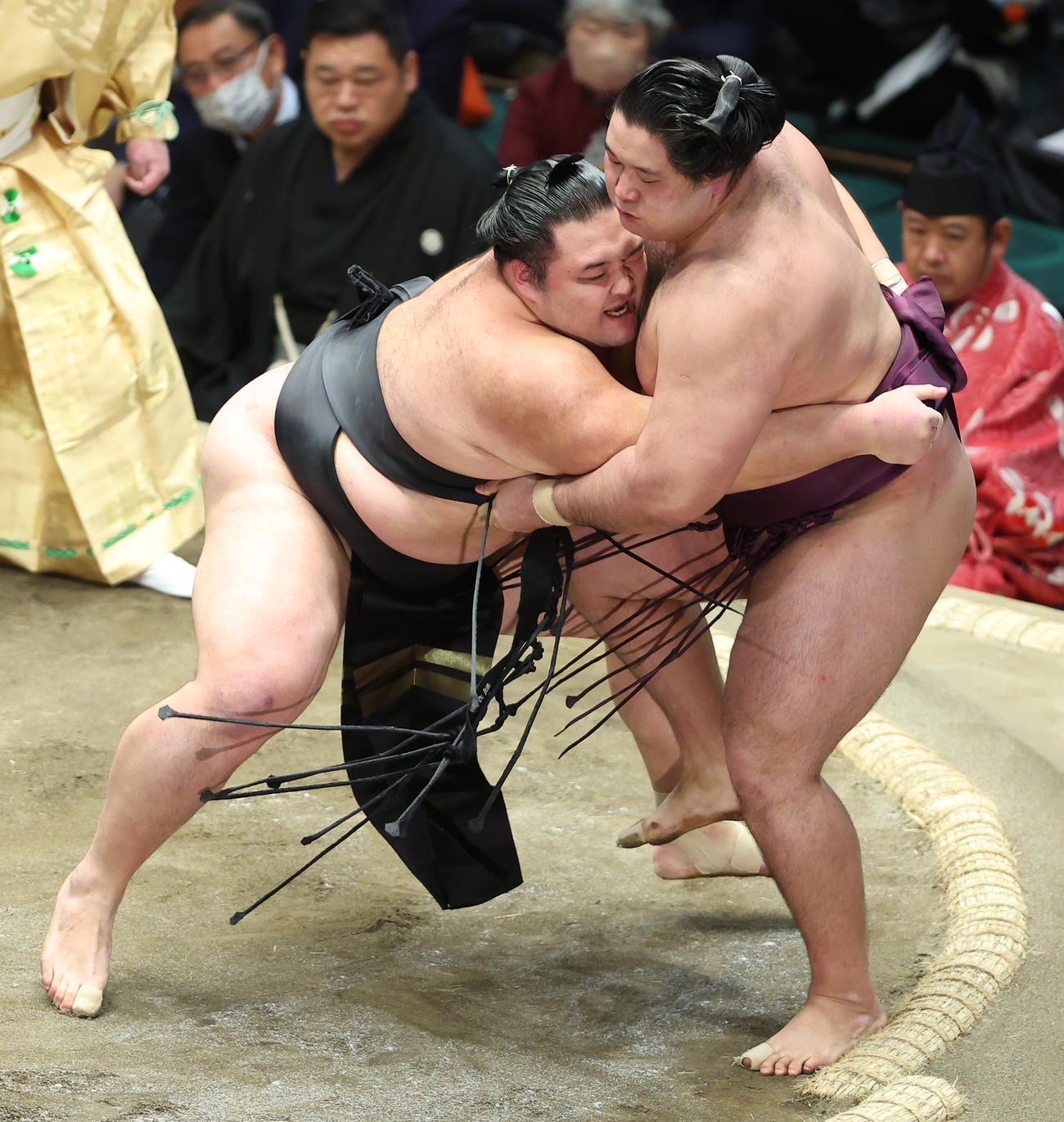 狼雅（右）を寄り切りで破る朝乃山（撮影・中島郁夫）