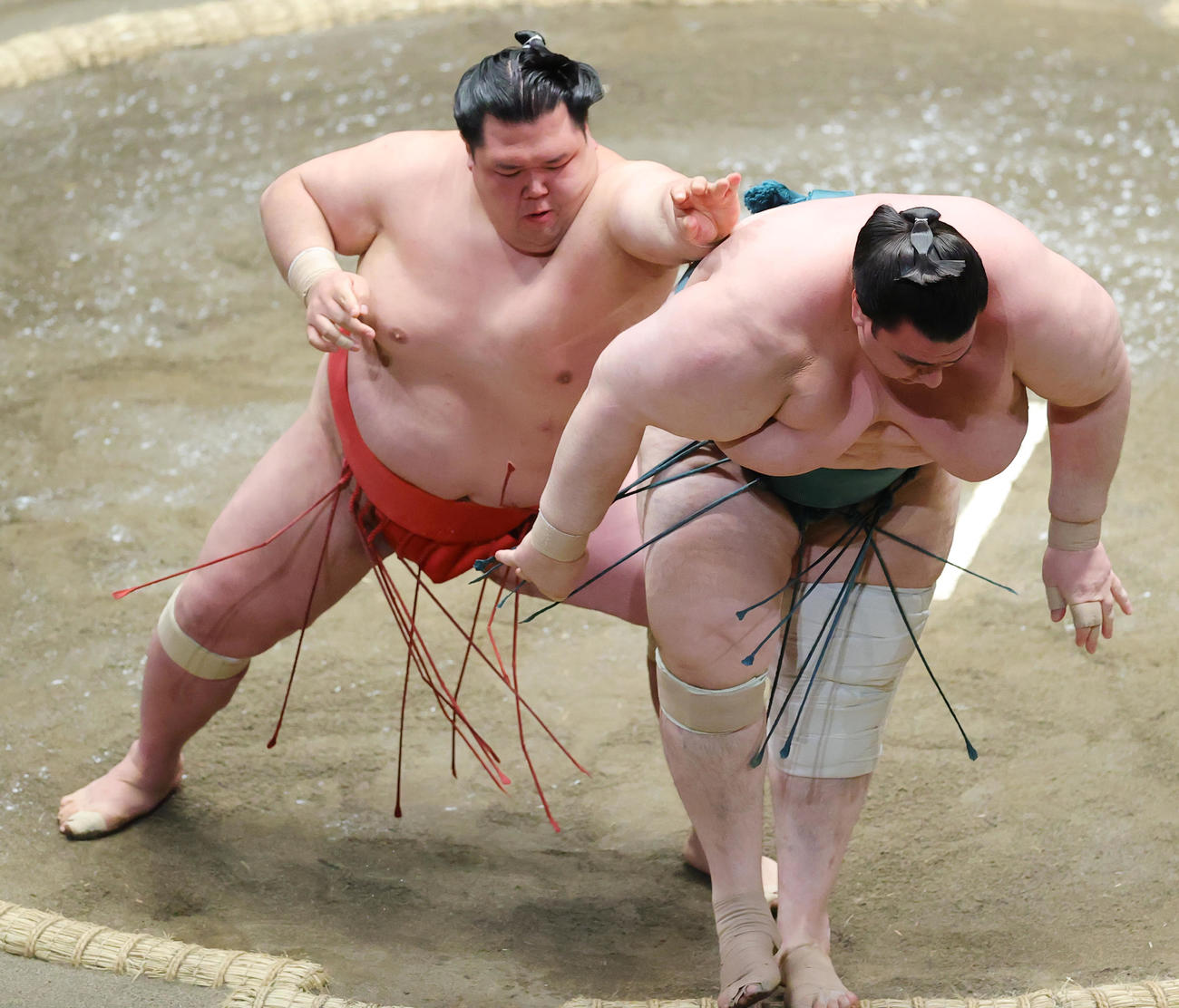 碧山（右）を送り出しで破る阿武咲（撮影・野上伸悟）