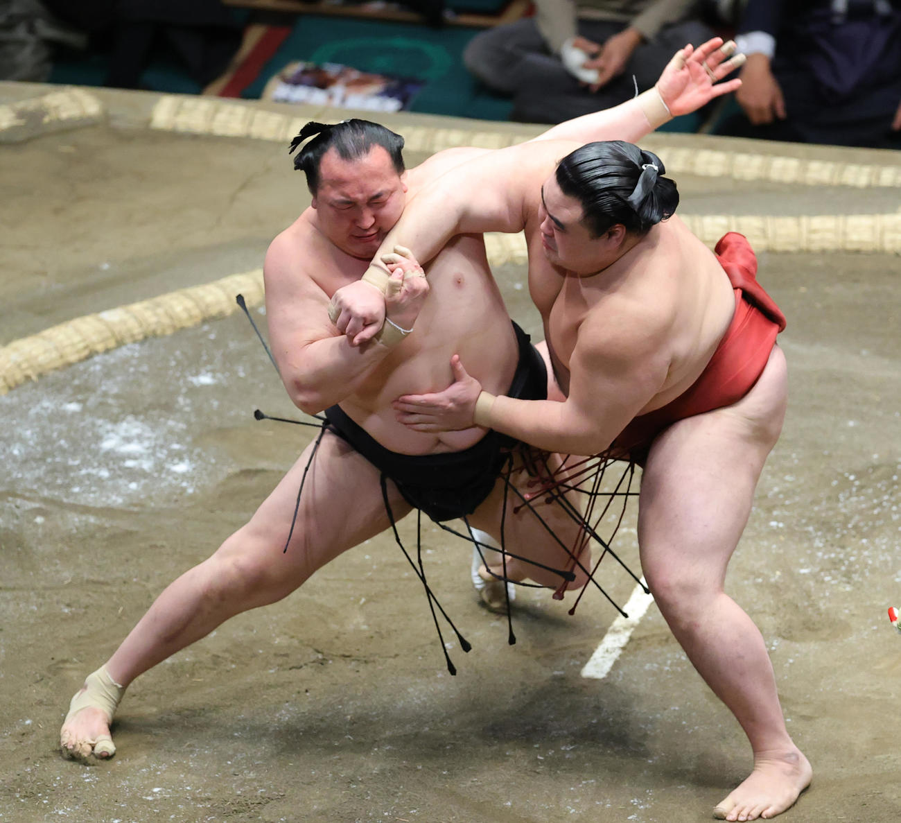 張り合う千代翔馬（左）と隆の勝（撮影・野上伸悟）