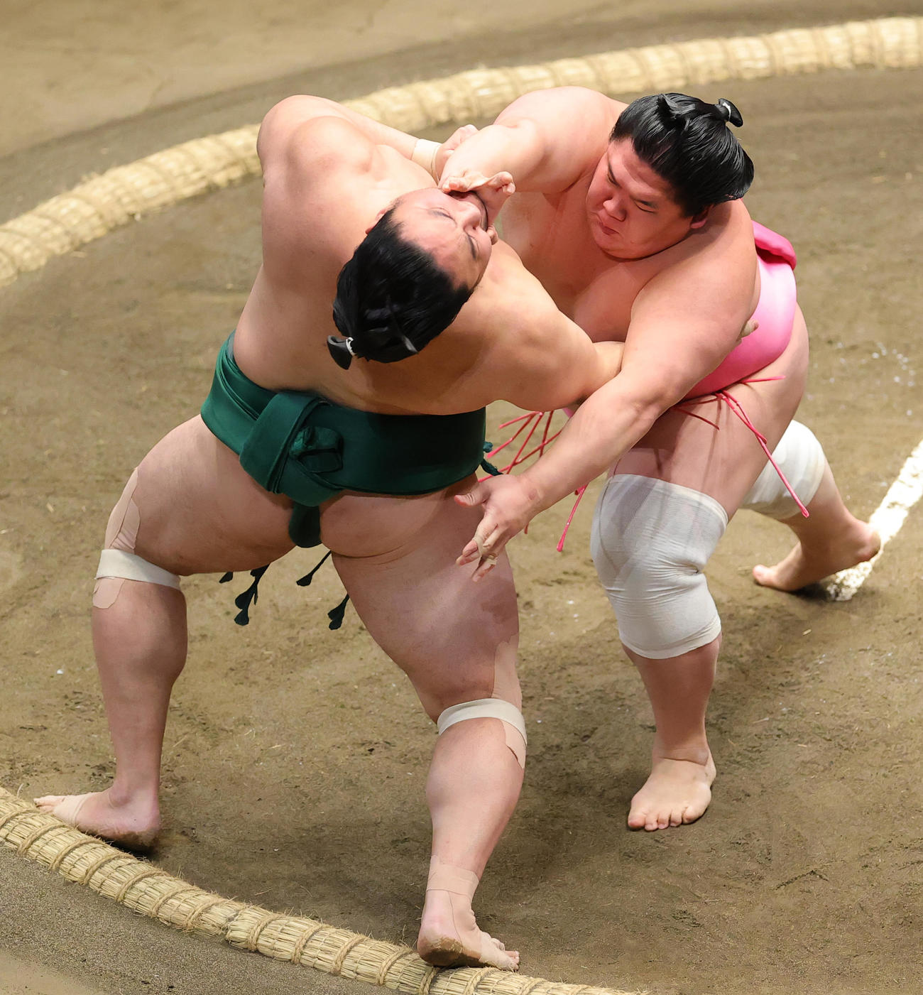 佐田の海（左）を寄りきりで破る宇良（撮影・野上伸悟）