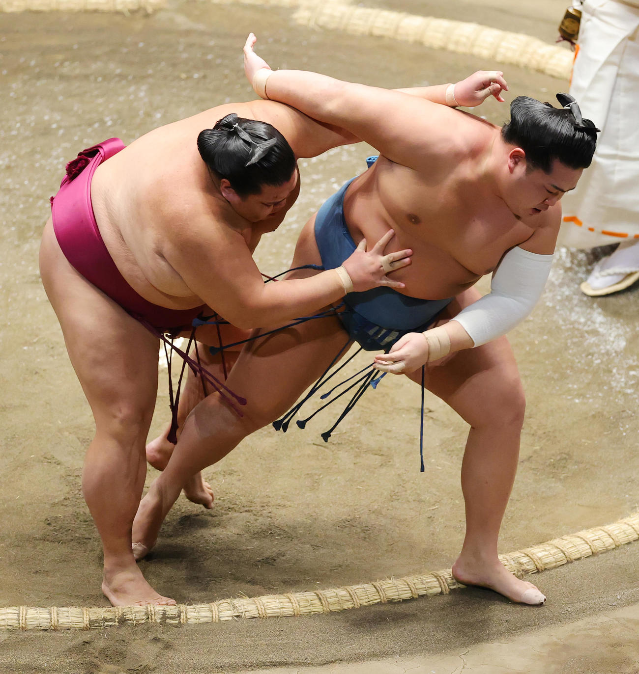 錦冨士（右）を寄りきりで破る御嶽海（撮影・野上伸悟）