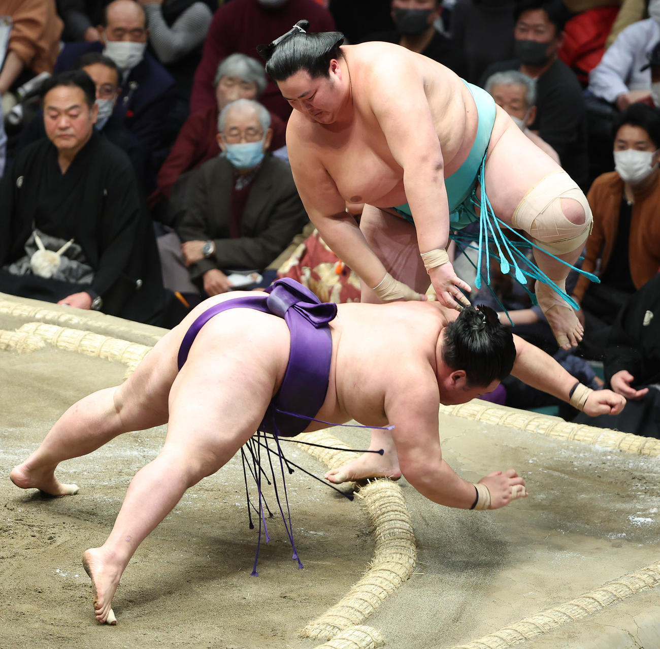 明生（下）をはたき込みで破る琴ノ若（撮影・中島郁夫）