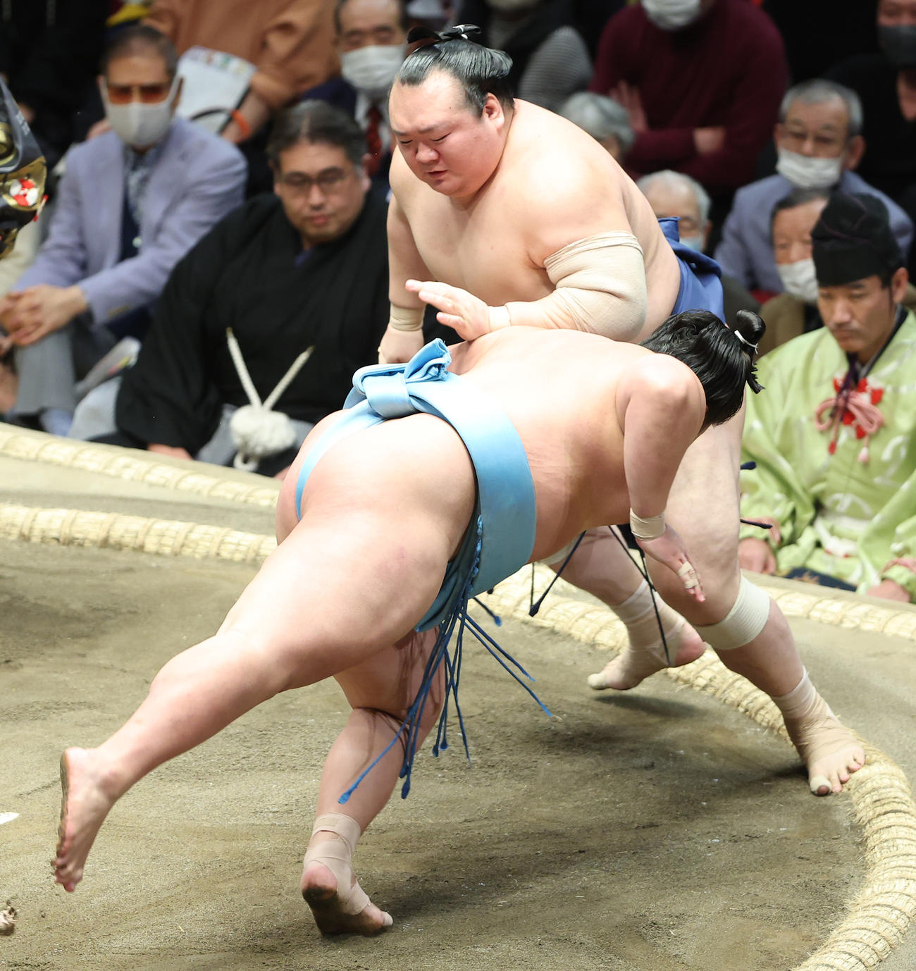 琴勝峰（手前）をはたき込みで破る宝富士（撮影・中島郁夫）