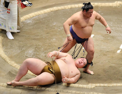 王鵬(左)をすくい投げで破る平戸海(撮影・野上伸悟)