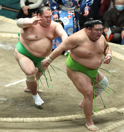 天空海(右)を送り出しで破る千代丸(撮影・中島郁夫)