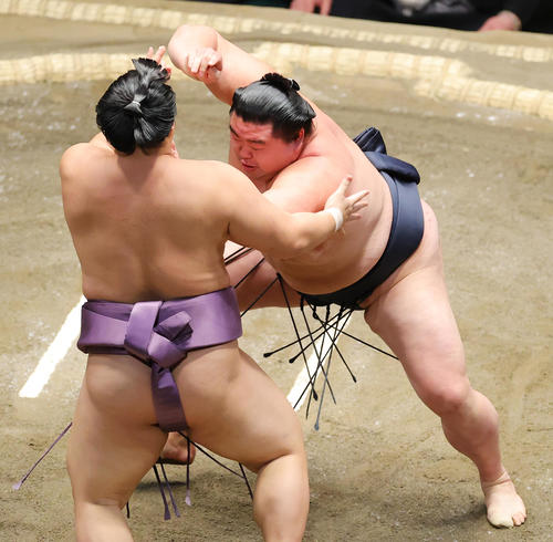 翔猿(手前)を押し出しで破る正代(撮影・野上伸悟)
