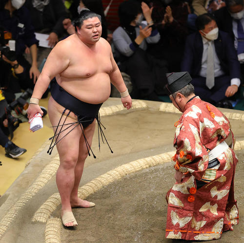 翔猿を押し出しで破り懸賞金を手にする正代(撮影・野上伸悟)