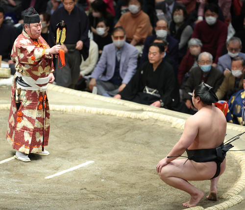 勝ち名乗りを受ける若元春(撮影・中島郁夫)