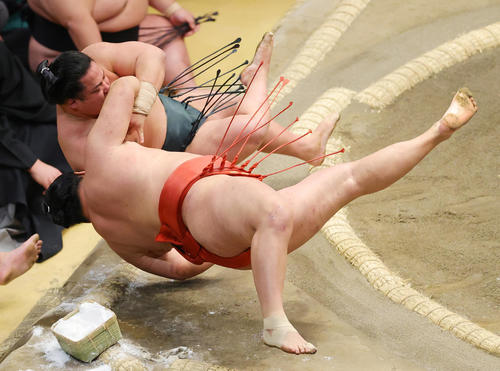 豊昇龍(手前)を突き落としで破る翠富士(撮影・野上伸悟)