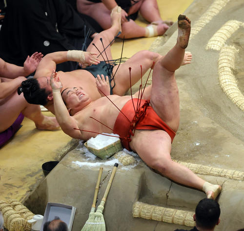 翠富士(奥)に突き落としで敗れる豊昇龍(撮影・野上伸悟)