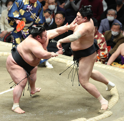 阿炎(右)を押し出しで破る貴景勝(撮影・中島郁夫)