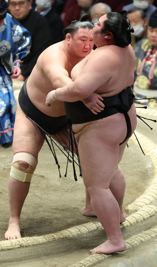 剣翔(右)を寄り切りで破る東龍(撮影・中島郁夫)