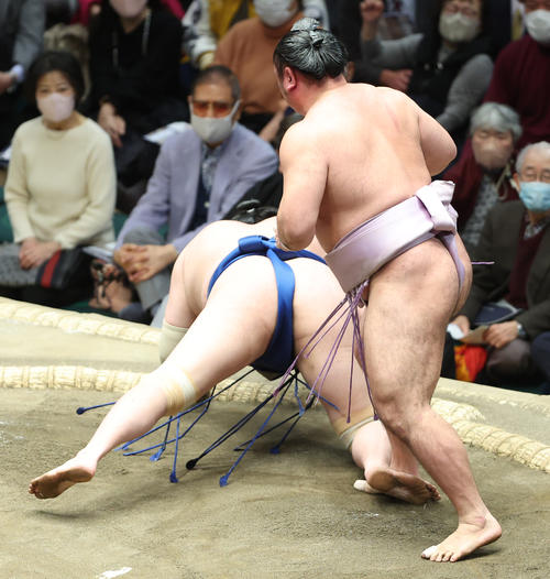 一山本(左)を引き落としで破る琴恵光(撮影・中島郁夫)