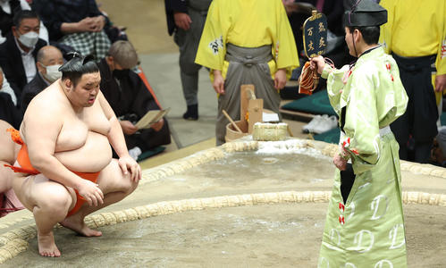隠岐の海の休場で勝ち名乗りを受ける水戸龍(撮影・中島郁夫)