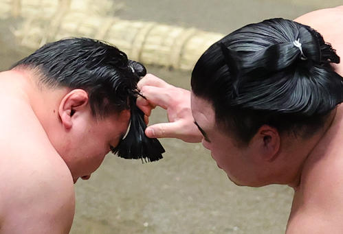 隆の勝(右)が千代翔馬のまげをつかんだとして、反則負けとなる(撮影・野上伸悟)