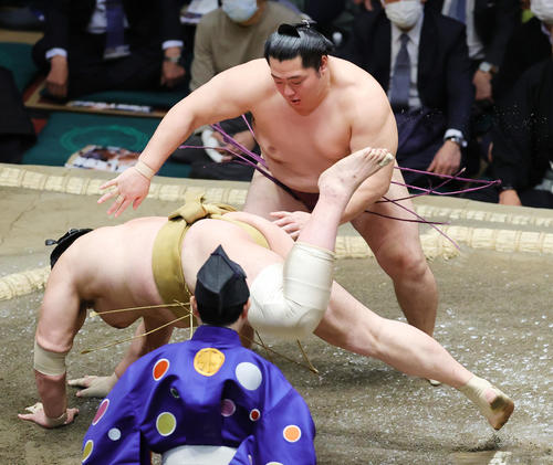 輝(下)を引き落としで破る遠藤(撮影・野上伸悟)