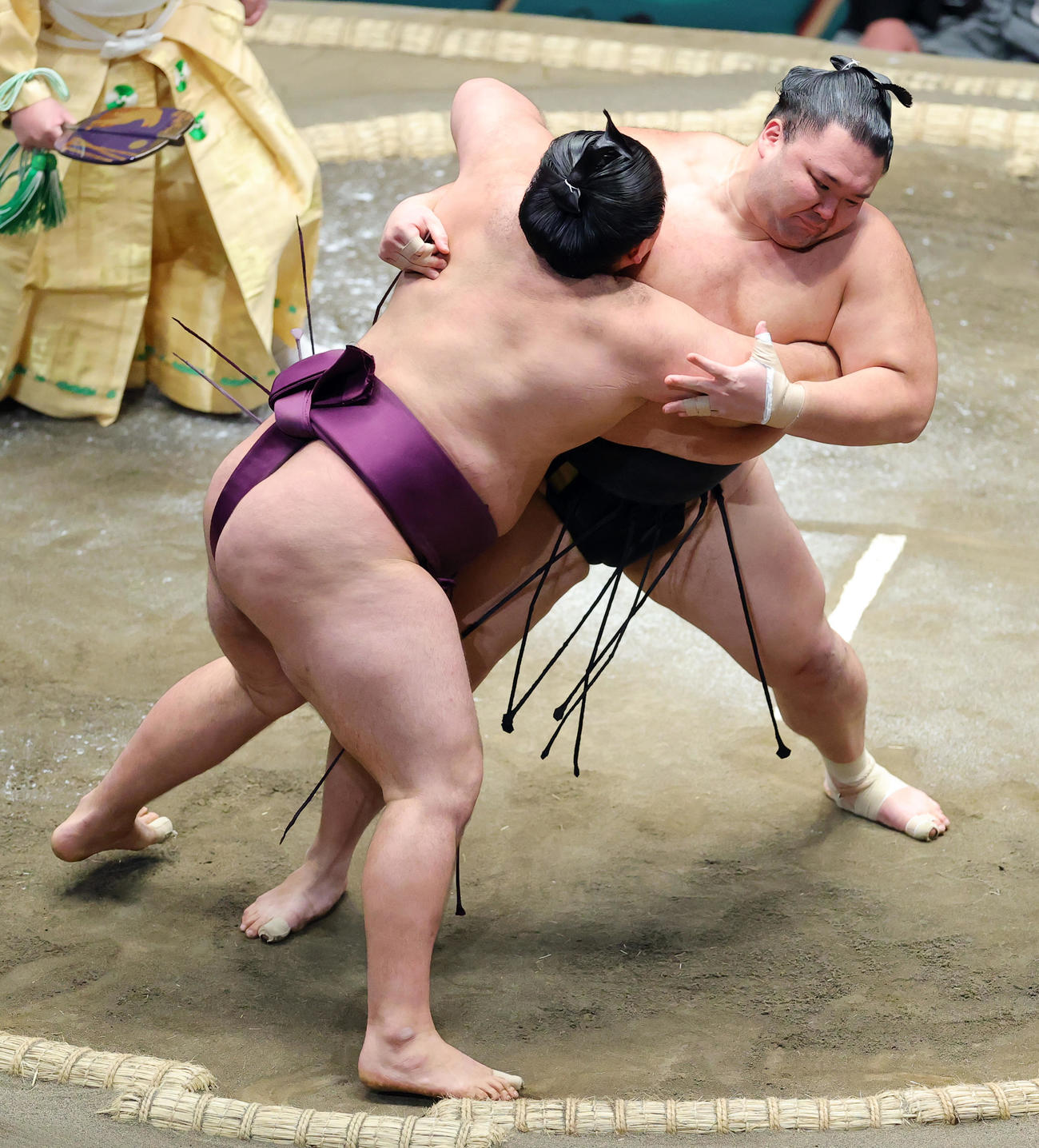 狼雅（手前）を寄りきりで破った朝乃山（撮影・野上伸悟）