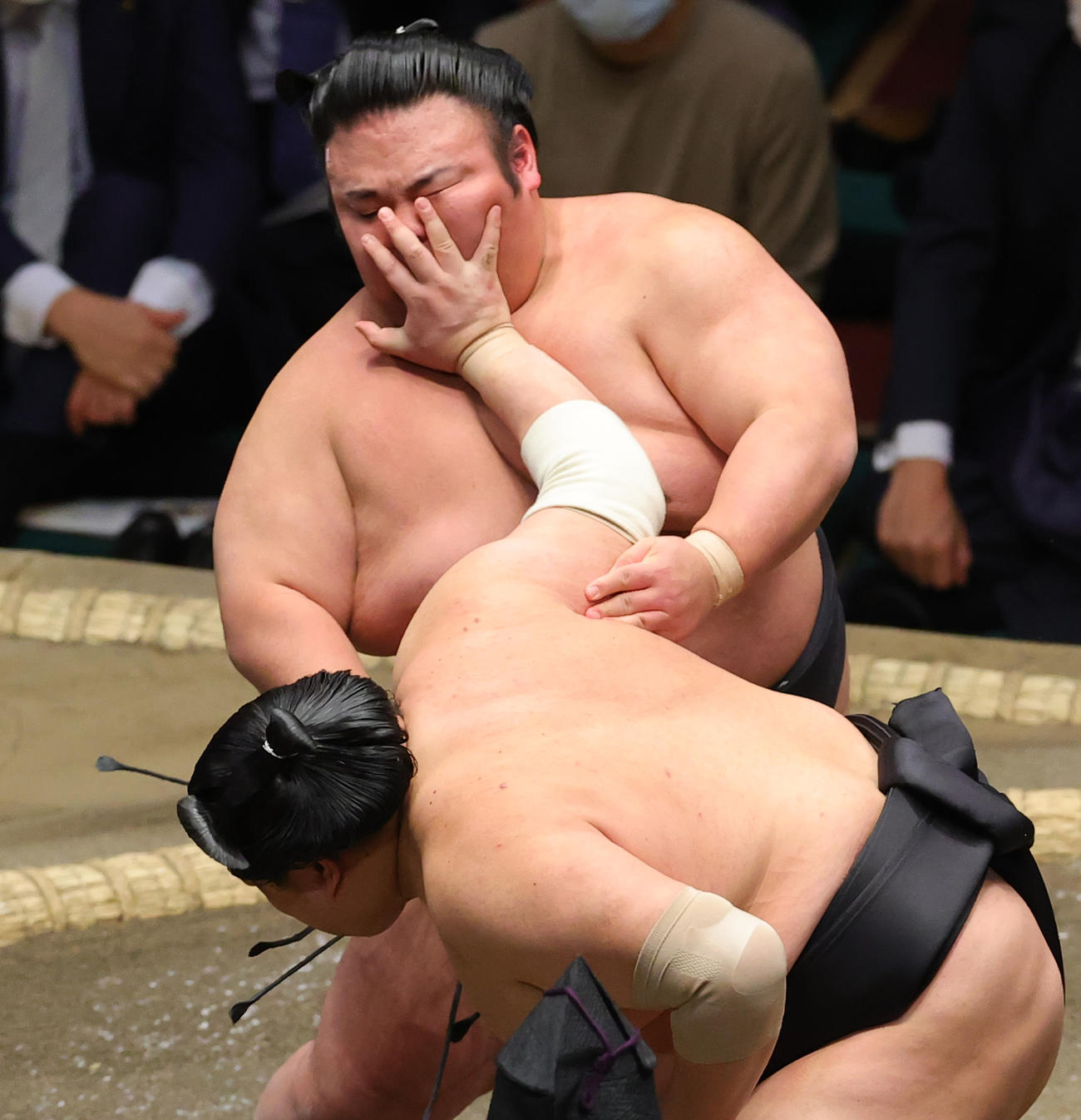 阿炎（右）の押しをこらえる貴景勝（撮影・野上伸悟）