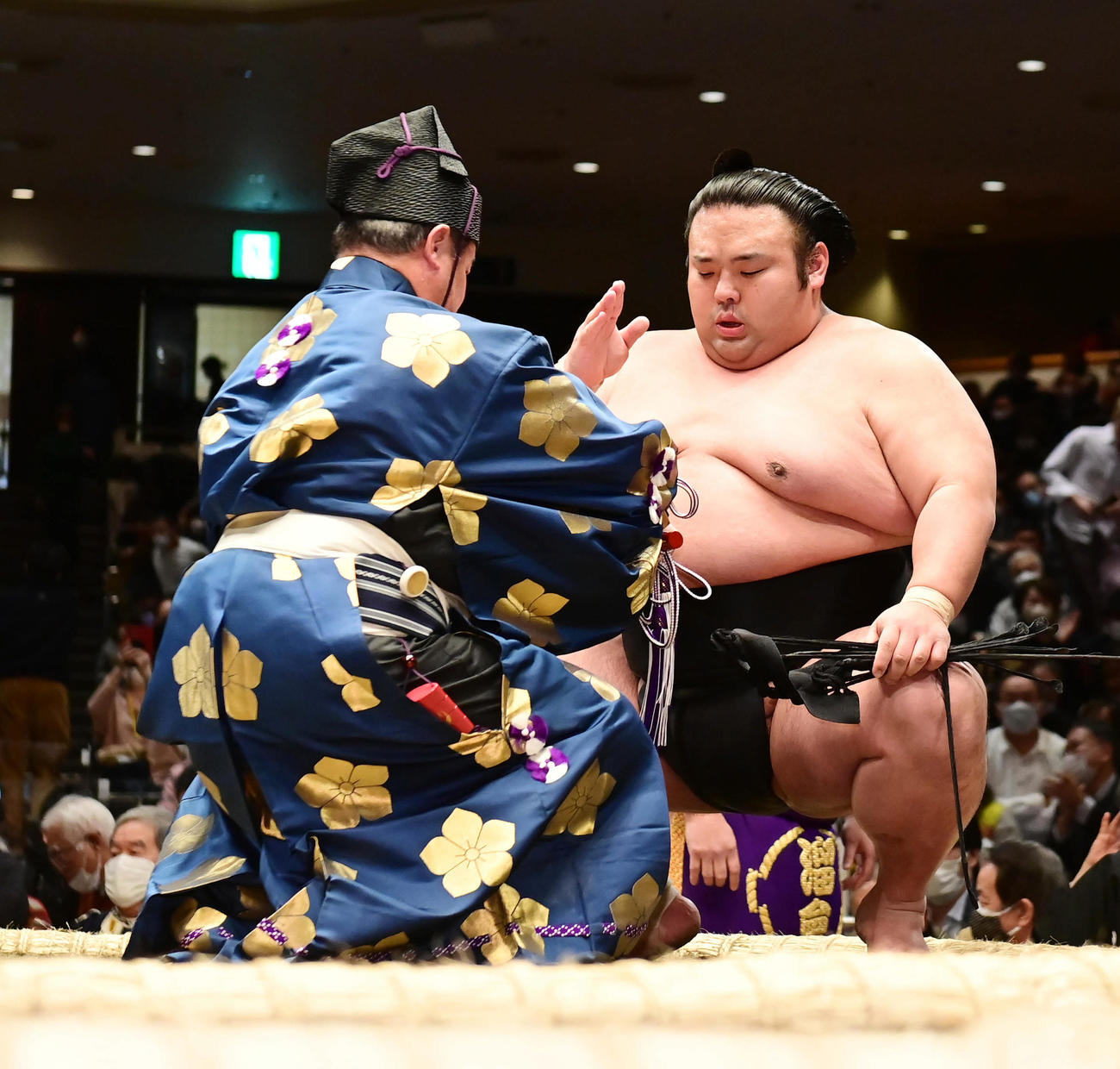 1敗を死守し手刀を切って懸賞金を受け取る貴景勝（撮影・小沢裕）