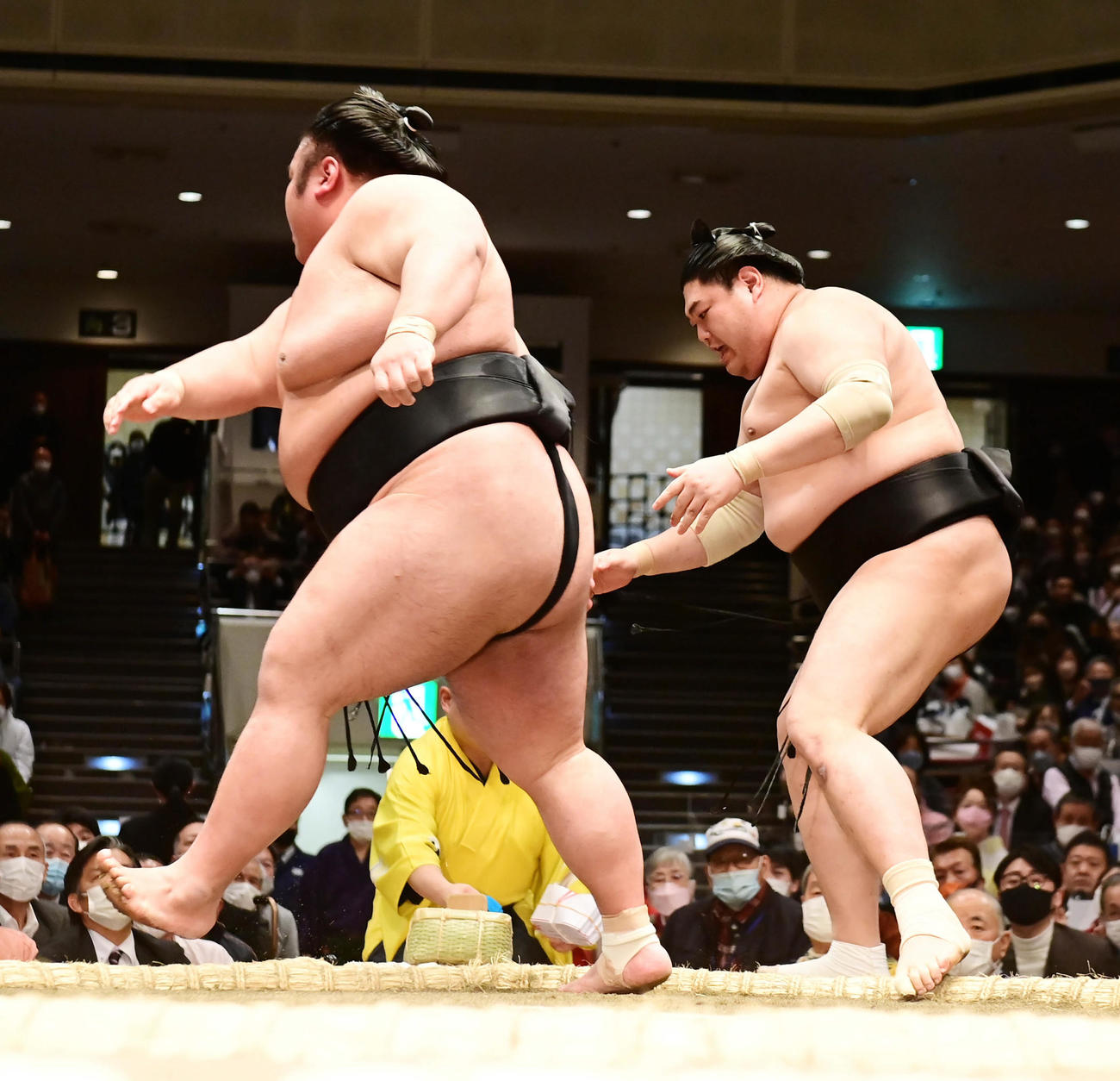 阿炎（右）を押し出しで破る貴景勝（撮影・小沢裕）