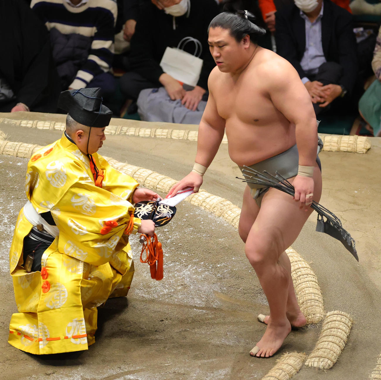 玉鷲をはたき込みで破り懸賞金を手にする若隆景（撮影・野上伸悟）