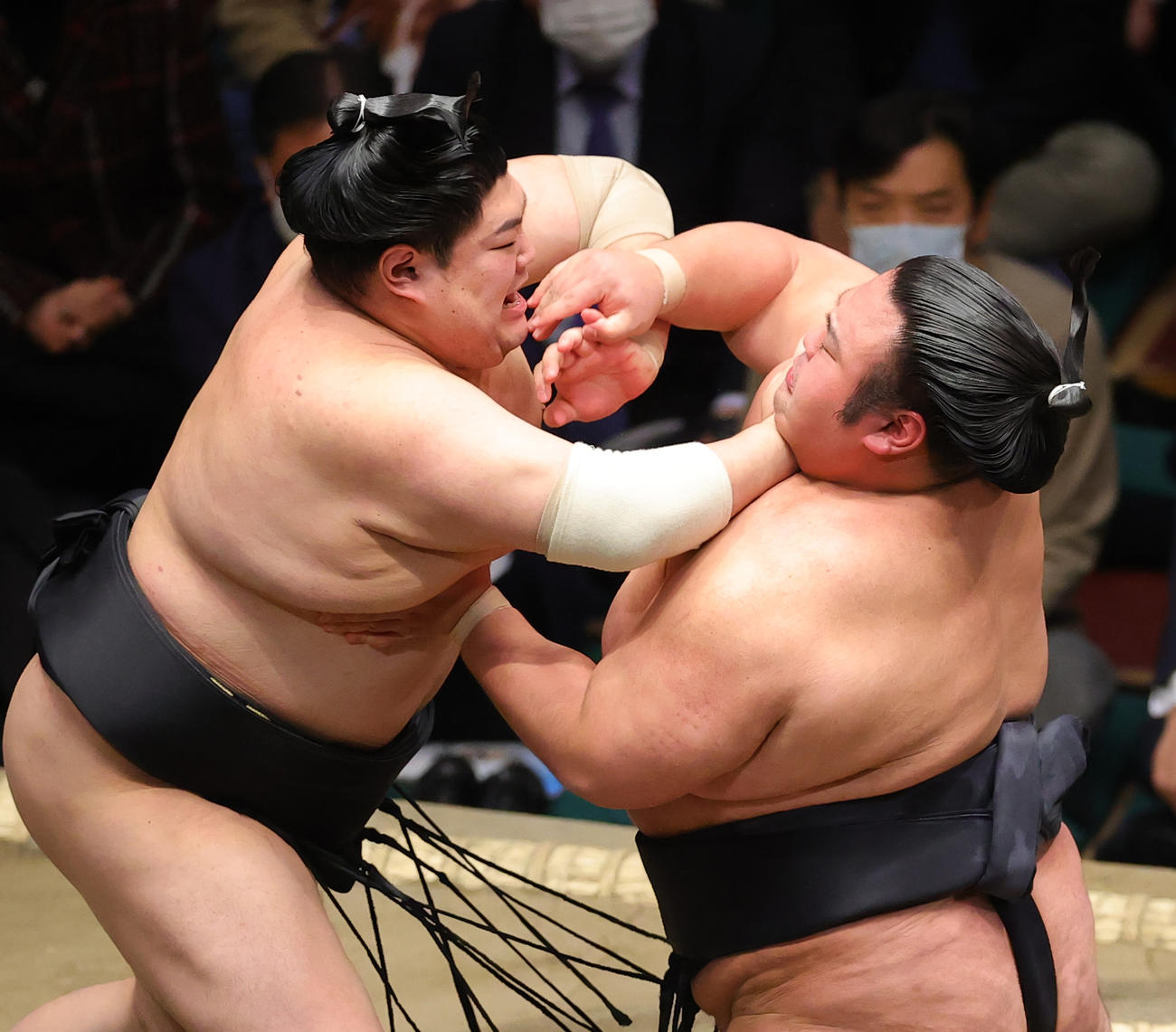 張り合う阿炎（左）と貴景勝（撮影・野上伸悟）