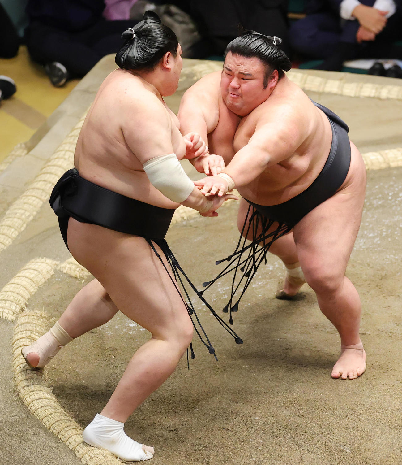 阿炎（左）を押し出しで破る貴景勝（撮影・野上伸悟）