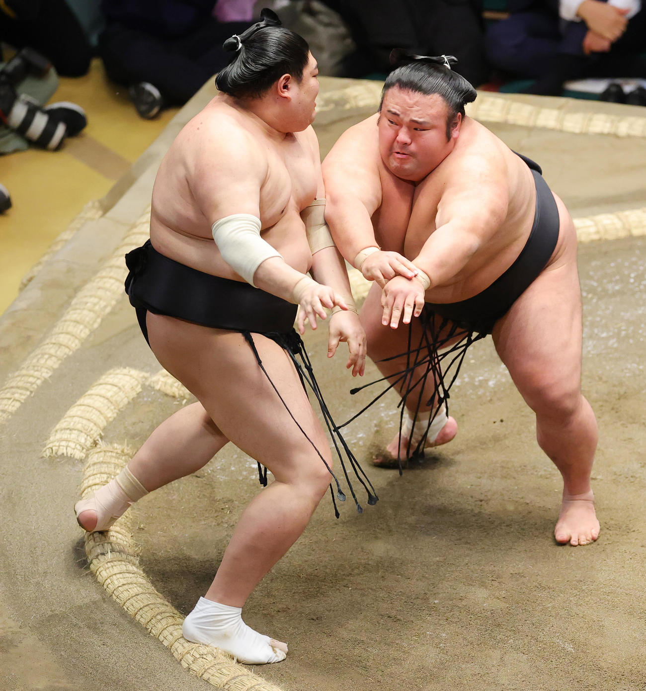 阿炎（左）を押し出しで破る貴景勝（撮影・野上伸悟）