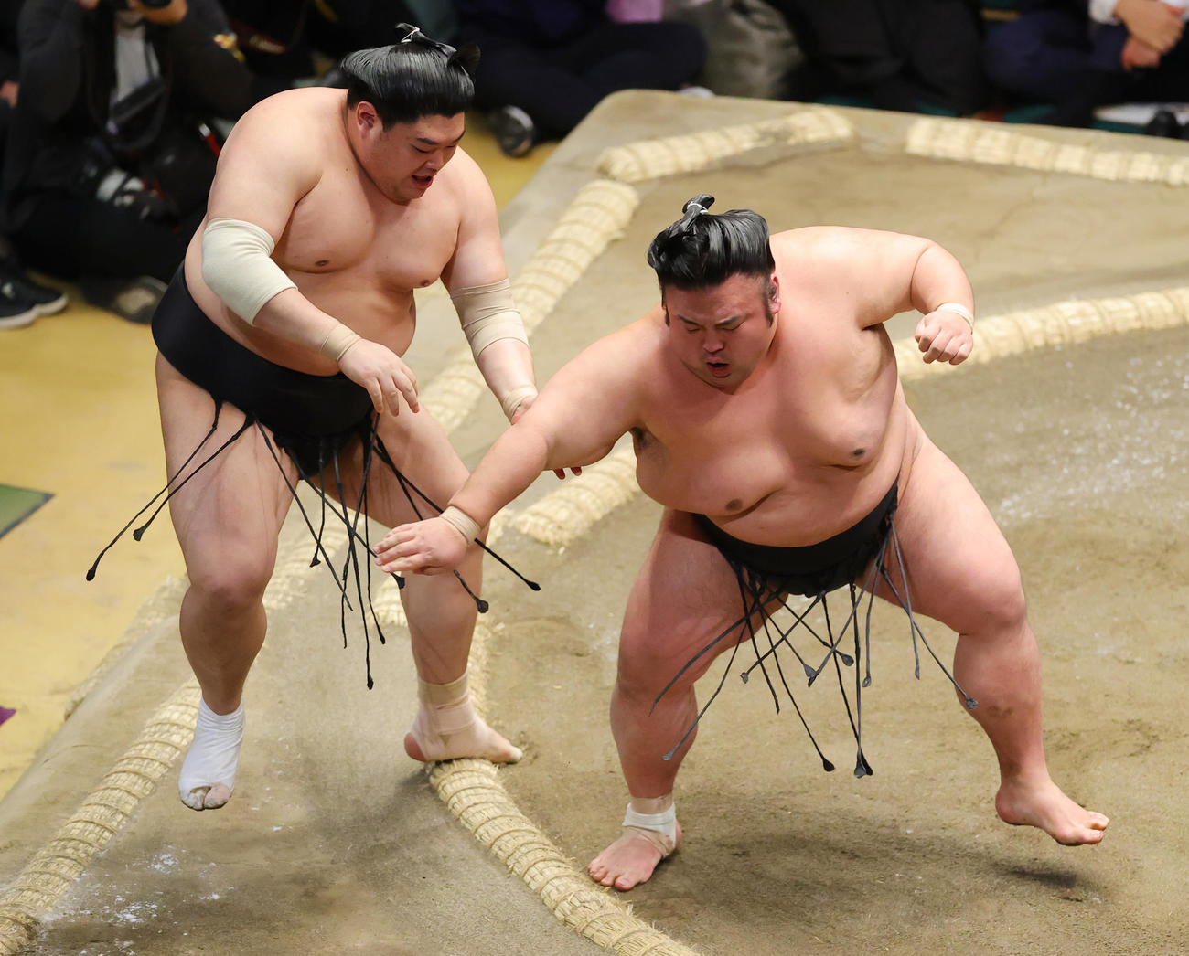 阿炎（左）を押し出しで破る貴景勝（撮影・野上伸悟）