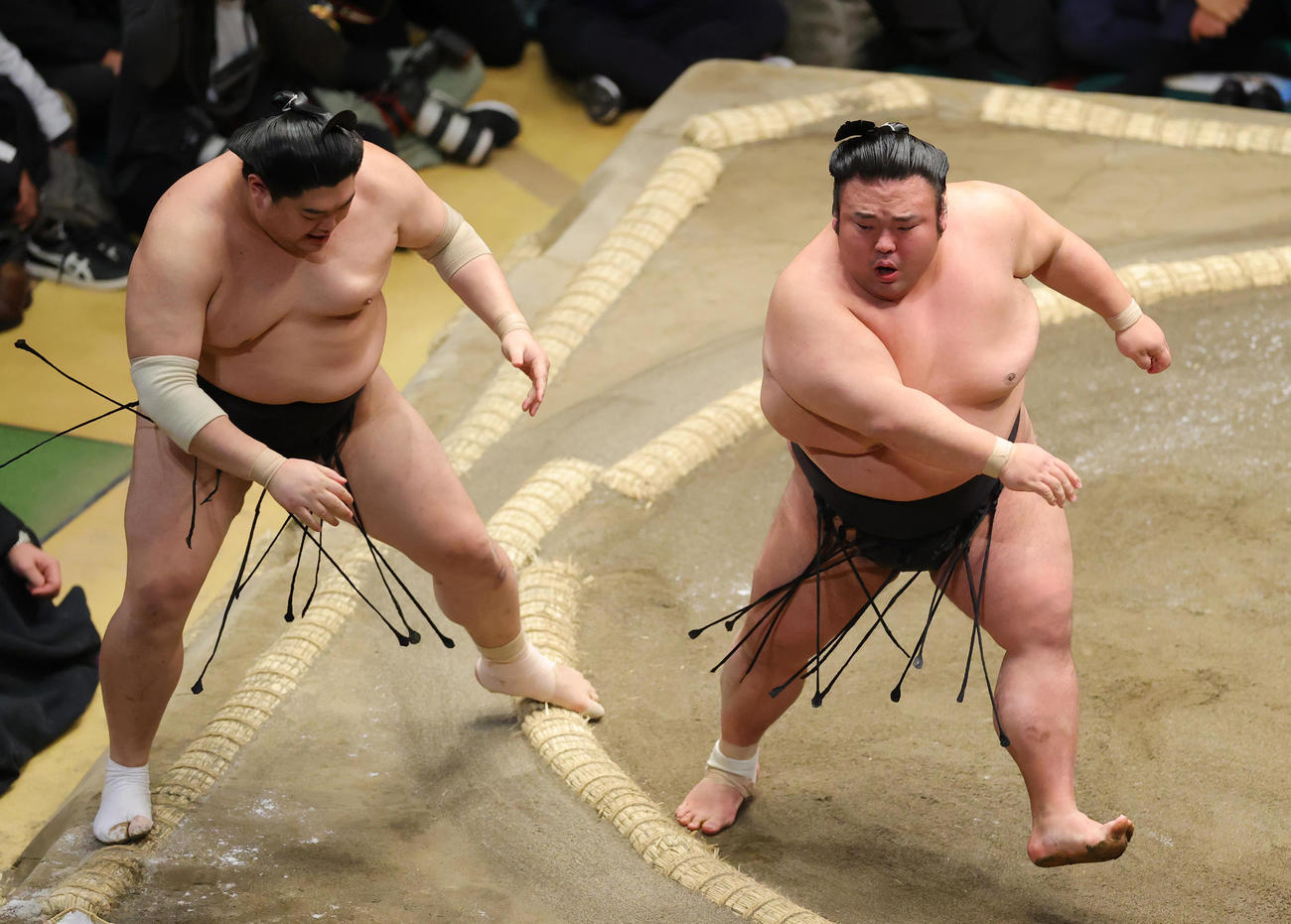 阿炎（左）を押し出しで破る貴景勝（撮影・野上伸悟）