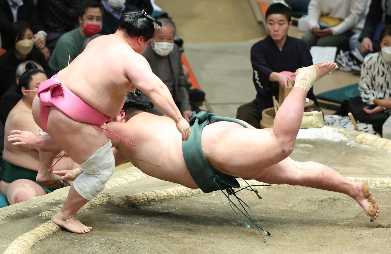 錦木（右）を引っかけで破る宇良（撮影・中島郁夫）