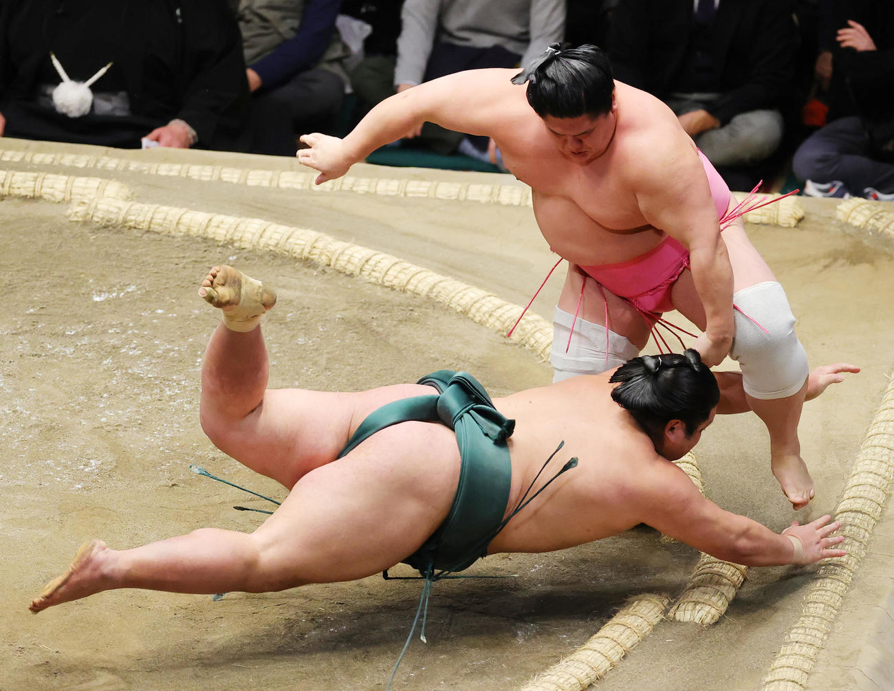 錦木（下）を引っ掛けで破る宇良（撮影・野上伸悟）