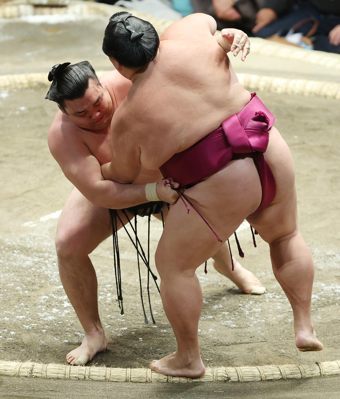 御嶽海（右）を寄り切りで破る霧馬山（撮影・中島郁夫）