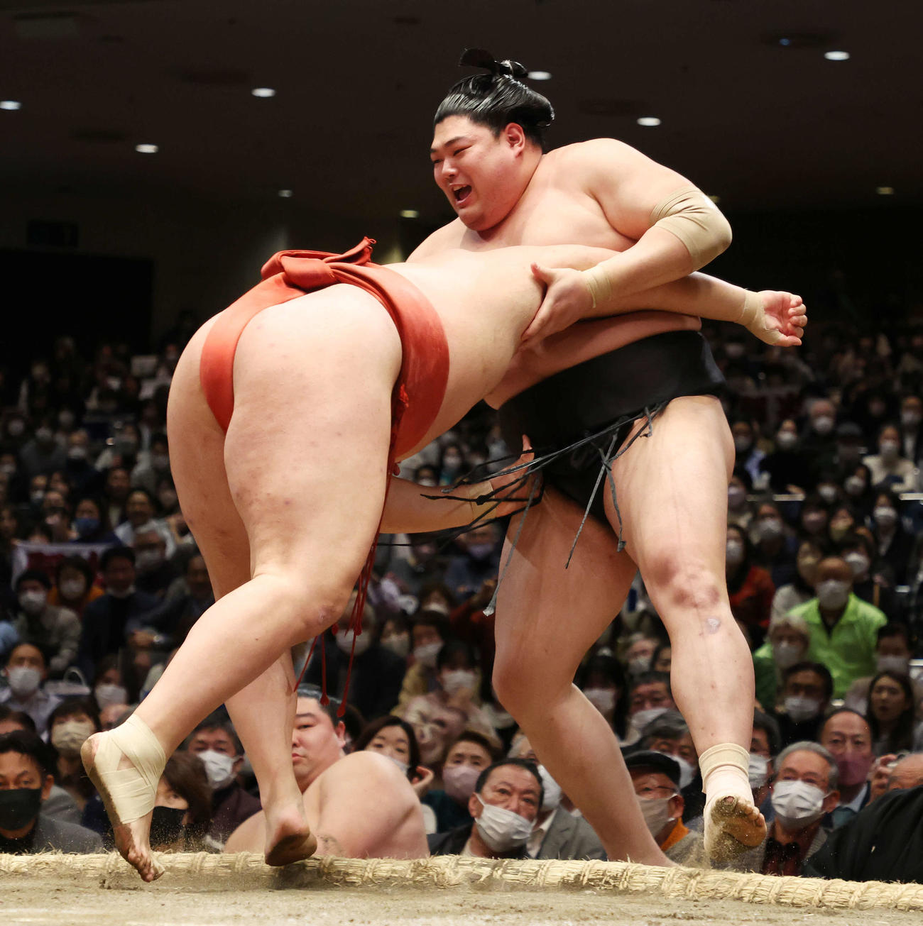 阿炎（右）は寄り切りで豊昇龍に敗れる（撮影・宮地輝）