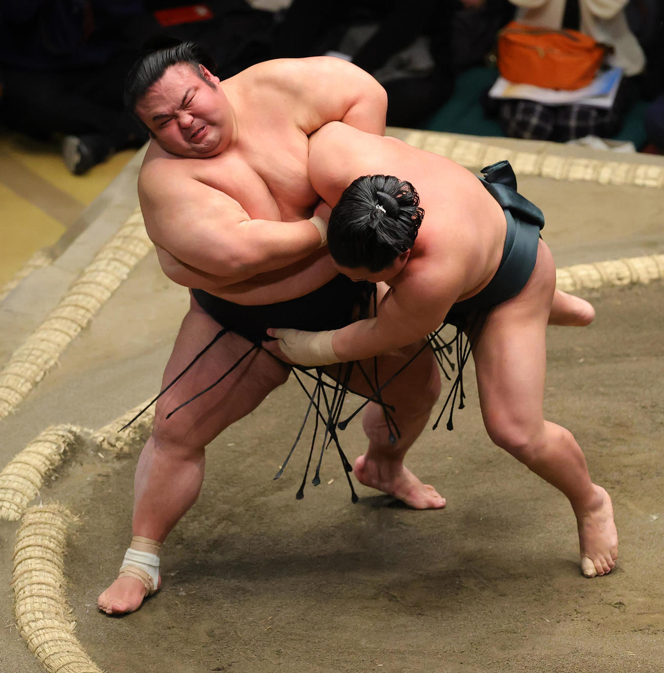 翠富士（右）を小手投げで破る貴景勝（撮影・野上伸悟）