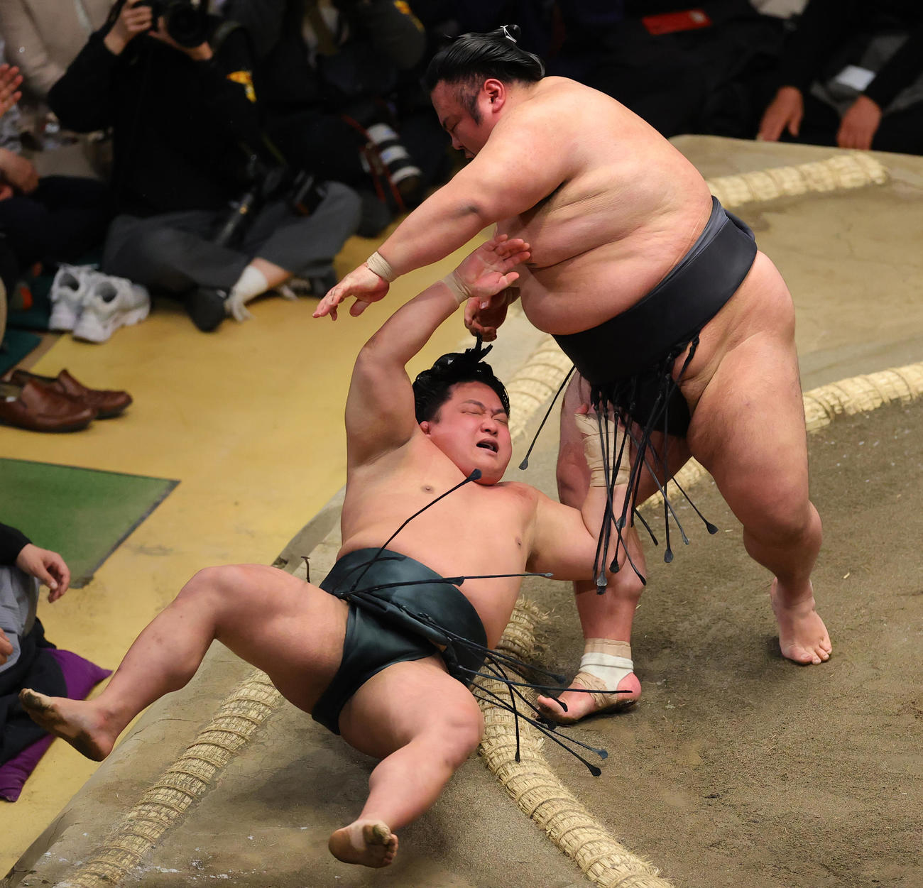 翠富士（下）を小手投げで破る貴景勝（撮影・野上伸悟）
