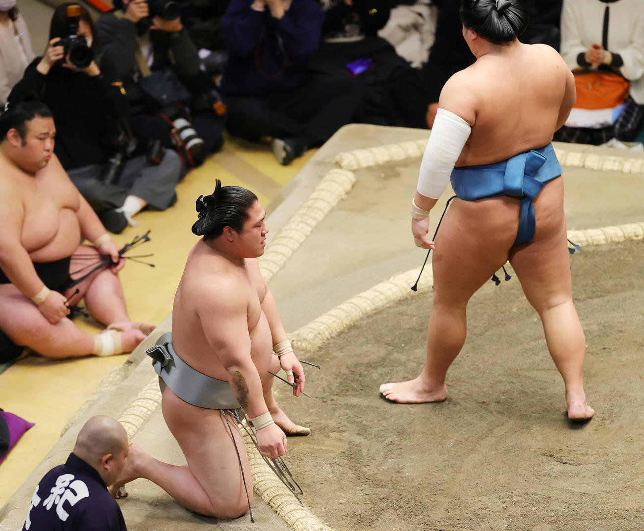錦富士（右）にはたき込みで敗れる若隆景（撮影・野上伸悟）
