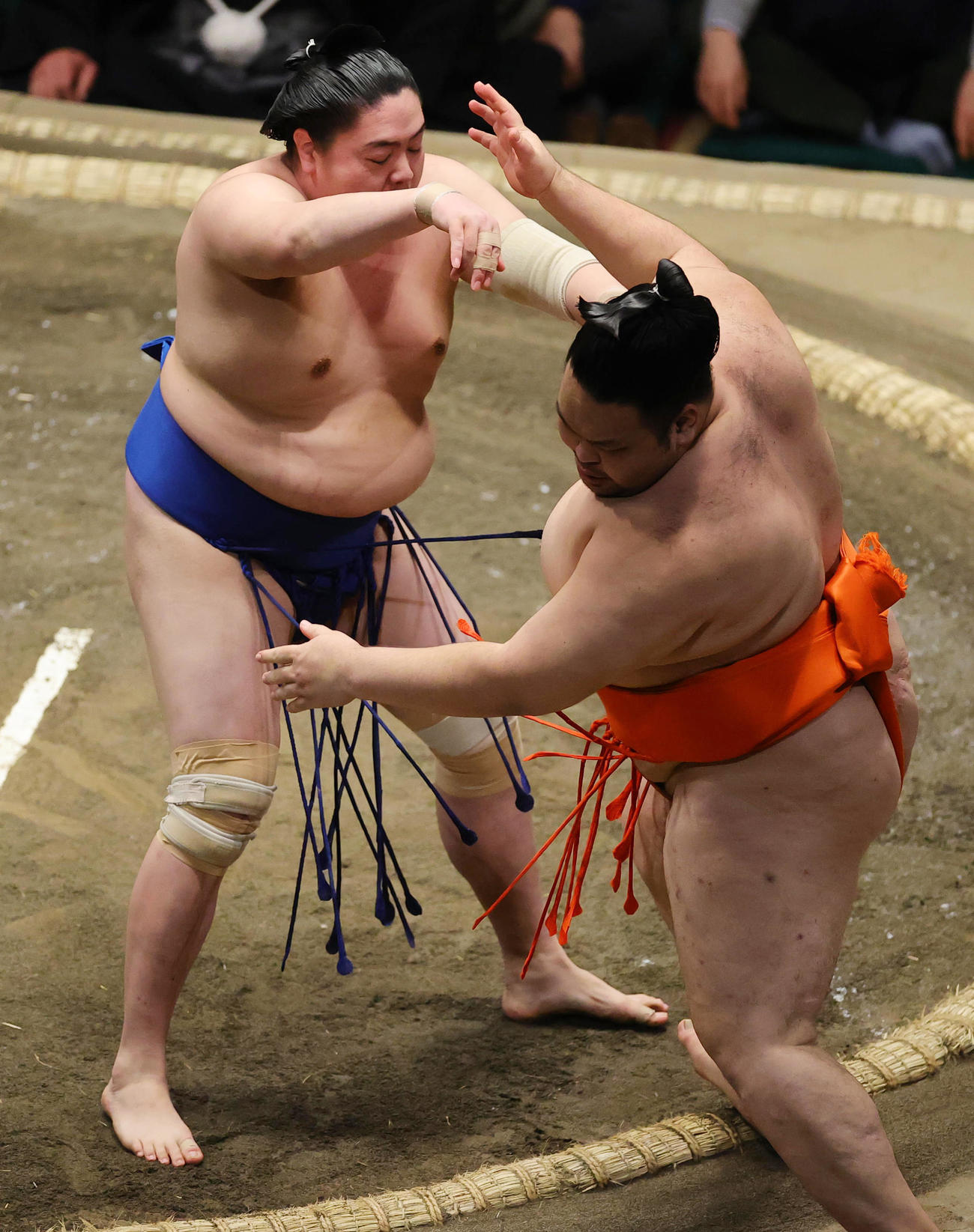 水戸龍（手前）を押し出しで破る一山本（撮影・野上伸悟）