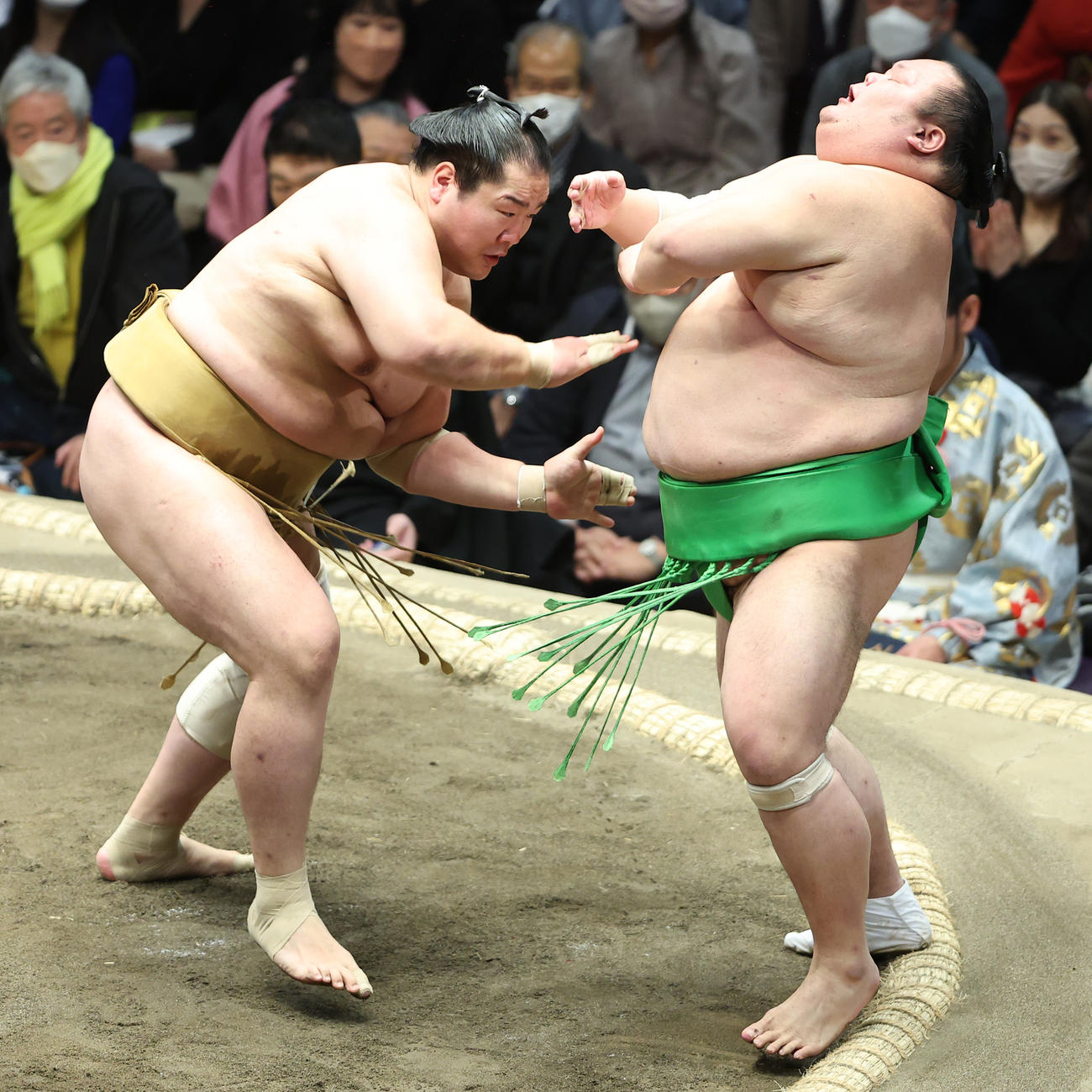 千代丸（右）を押し出しで破る輝（撮影・中島郁夫）