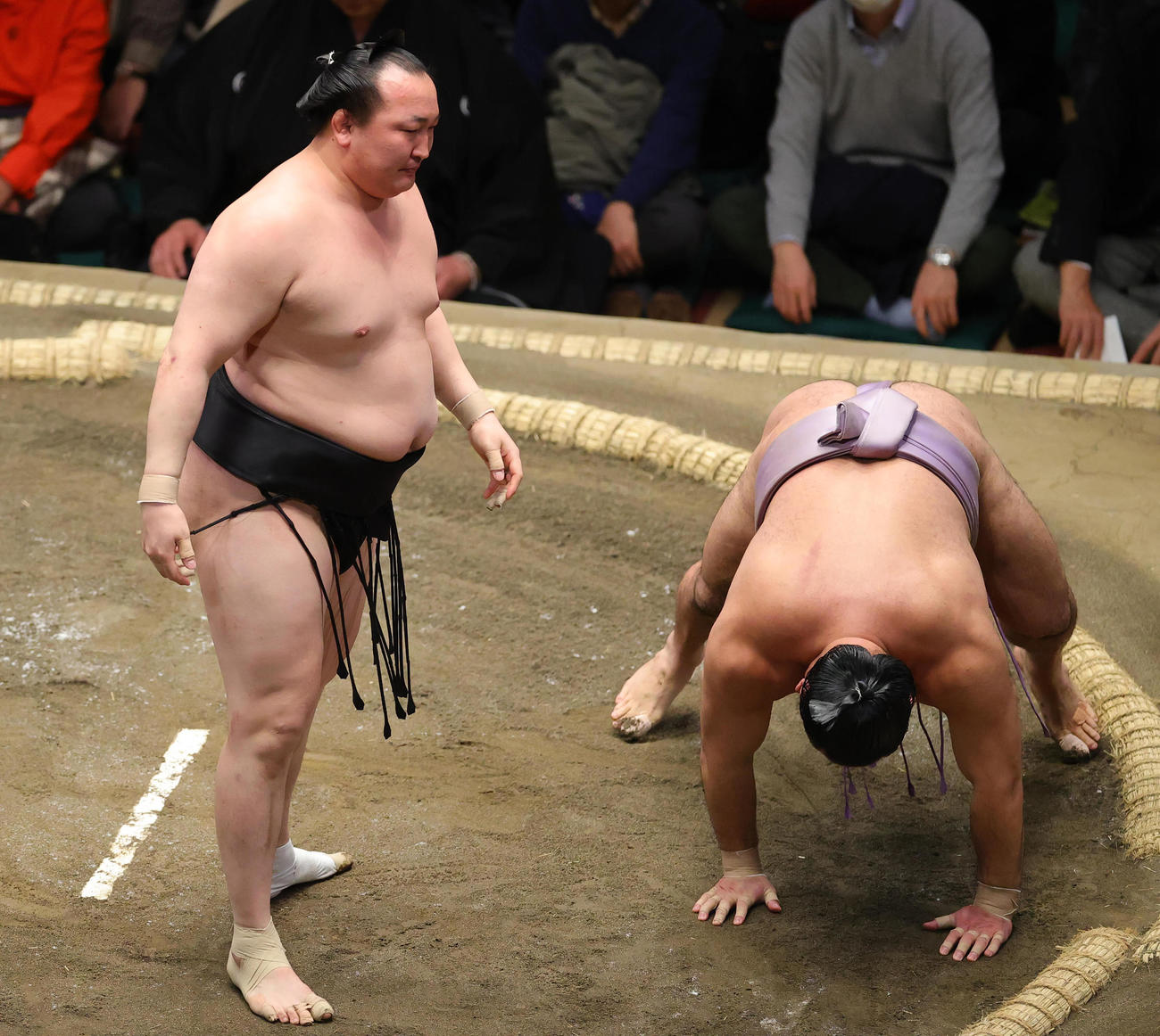 琴恵光（右）をはたき込みで破る千代翔馬（撮影・野上伸悟）
