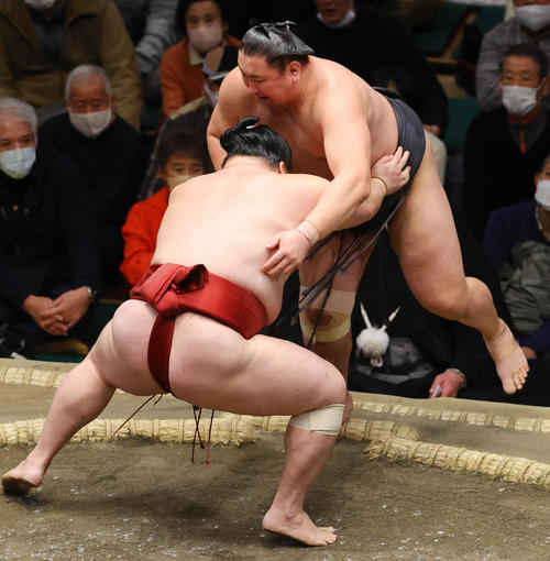 東龍（奥）を押し出しで破る隆の勝（撮影・野上伸悟）